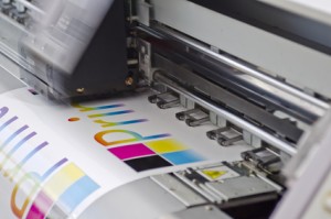 Digitaldrucker Werbetechnik bei der Arbeit